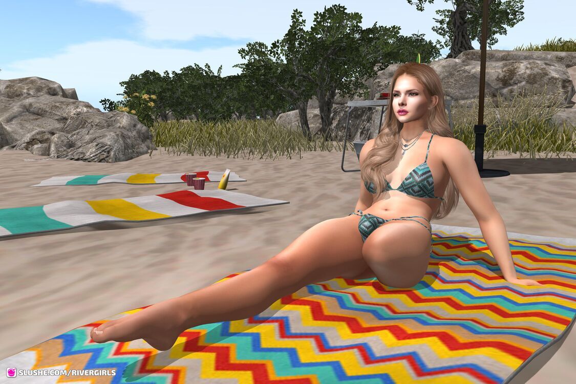 Gemma on the beach (1)