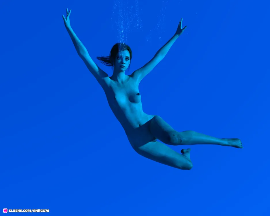 Ellie Underwater snack